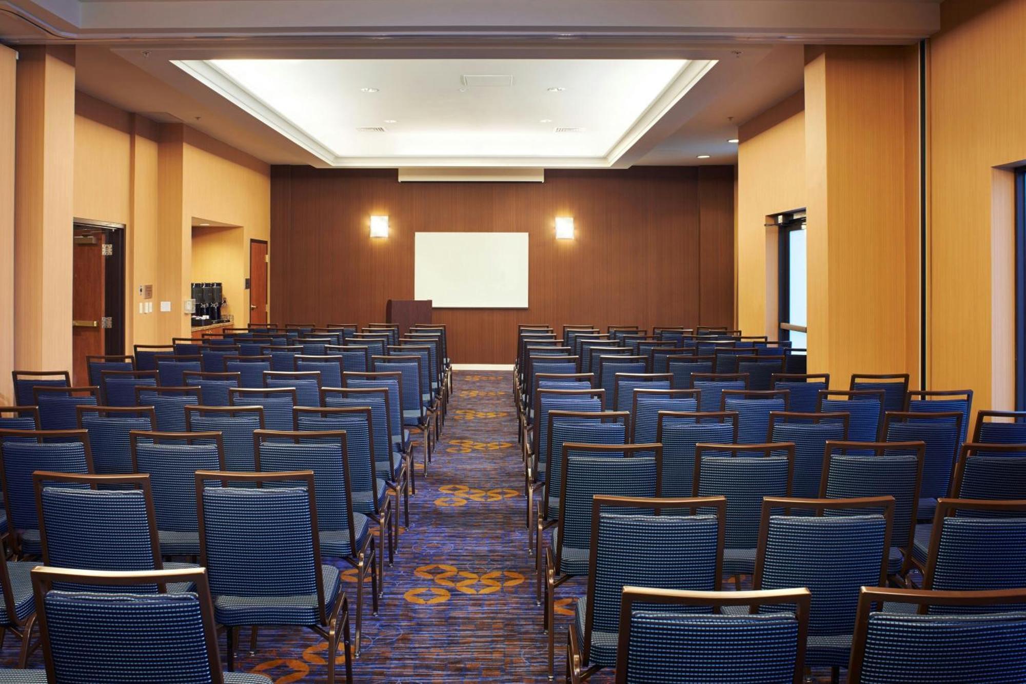 Courtyard Kansas / Convention Center Hotel 3*