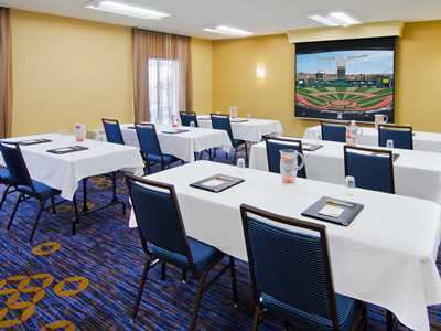 Courtyard Kansas / Convention Center 3*